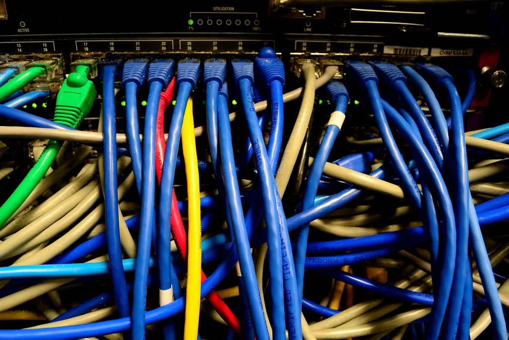 Blue, yellow and green cables linking equipment in a rack, like internal links between pages